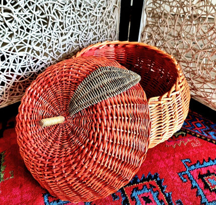 Vintage Wicker Rattan basket with lid - Yatva