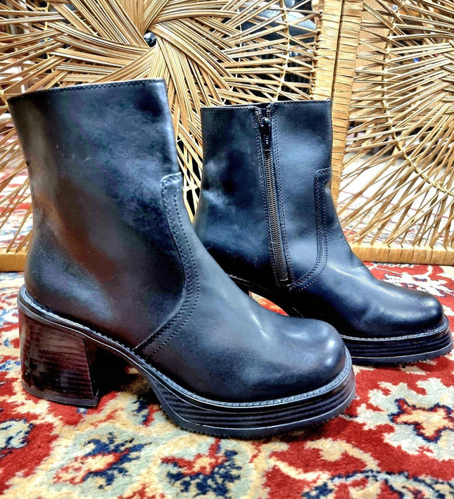 Vintage Brand New Graceland Platform Boots - Yatva